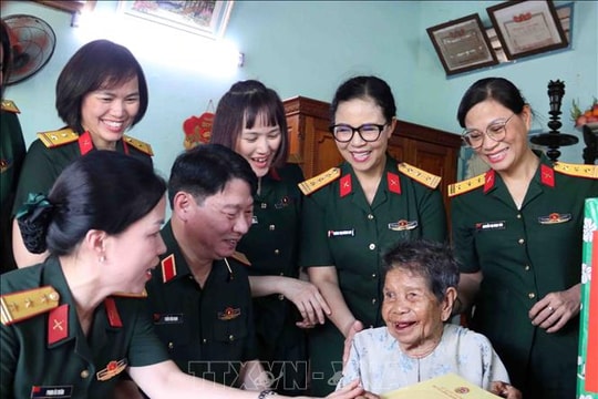 Đoàn đại biểu Phụ nữ Quân đội tri ân các Mẹ Việt Nam Anh hùng