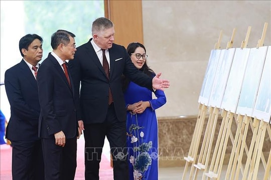 Hai Thủ tướng Việt Nam và Slovakia tham quan trưng bày ảnh về quan hệ hai nước