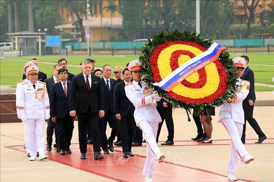 Thủ tướng Slovakia đặt vòng hoa tưởng niệm các Anh hùng liệt sĩ và vào Lăng viếng Chủ tịch Hồ Chí Minh