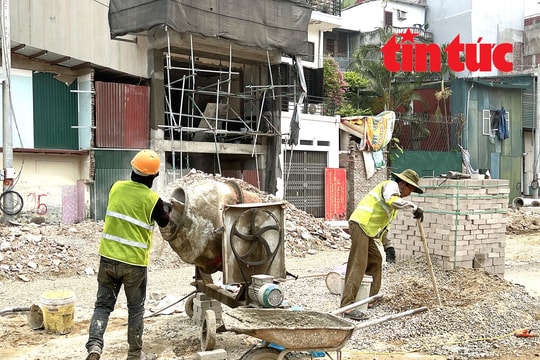 Công nhân, shipper 'đốt sức' giữa nắng nóng đầu mùa hè ở Hà Nội