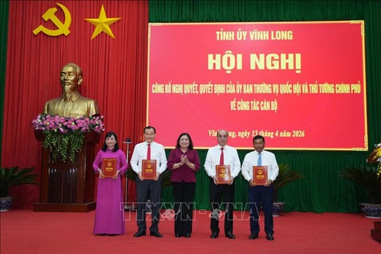 Vĩnh Long công bố các nghị quyết, quyết định về công tác cán bộ