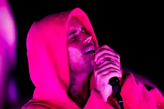 Justin Bieber mặc trang phục của NTK gốc Việt