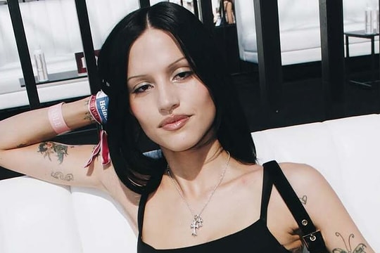 Sao mặc hở dự lễ hội âm nhạc lớn nhất thế giới