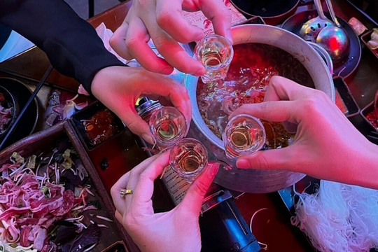 Uống rượu dồn dập một thời điểm có thể gây tổn thương gan