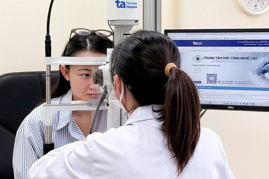 Làm gì tránh tăng độ cận khi dùng thiết bị điện tử?