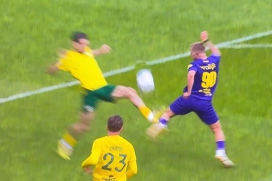 Tuyển thủ Indonesia đá rách chân đối thủ ở giải Hà Lan