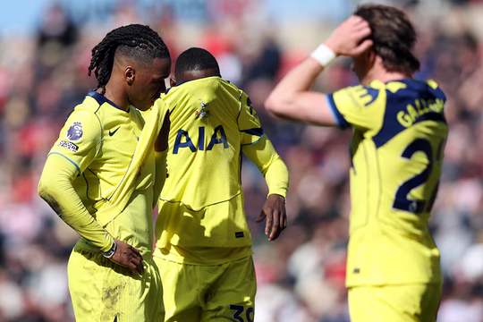 Carragher: 'Tottenham khó thắng cả đội bét bảng Ngoại hạng Anh'