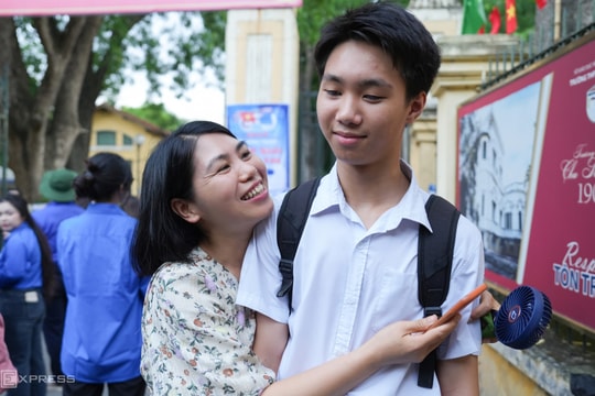 Những phụ huynh đưa con rời cuộc đua lớp 10 công lập