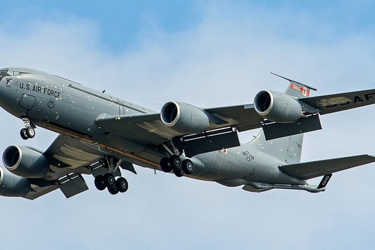 Máy bay Mỹ trở về từ Trung Đông dán hàng loạt băng dính trên thân