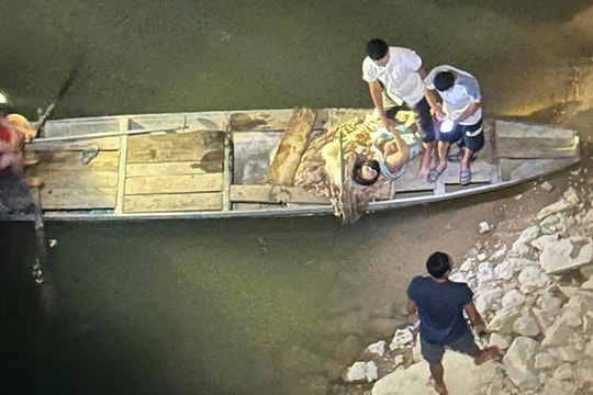 Người đàn ông lao xuống sông Lam cứu hai mẹ con