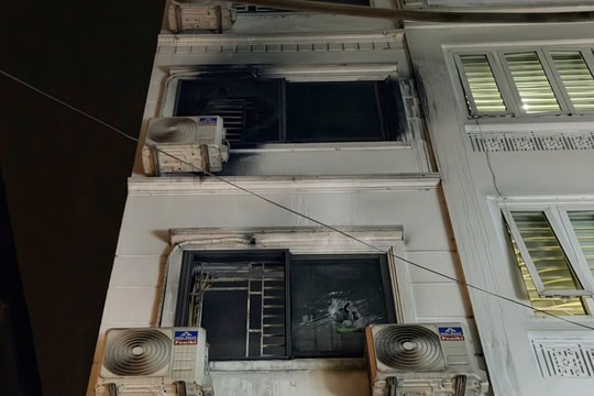 Cứu 5 người mắc kẹt trong ngôi nhà cháy ở Hà Nội