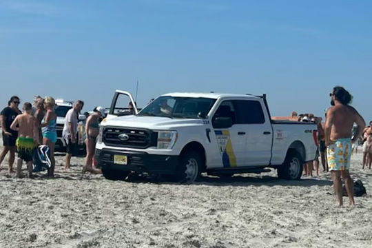 Cảnh sát bị kiện vì lái xe cán lên người tắm nắng ở bãi biển