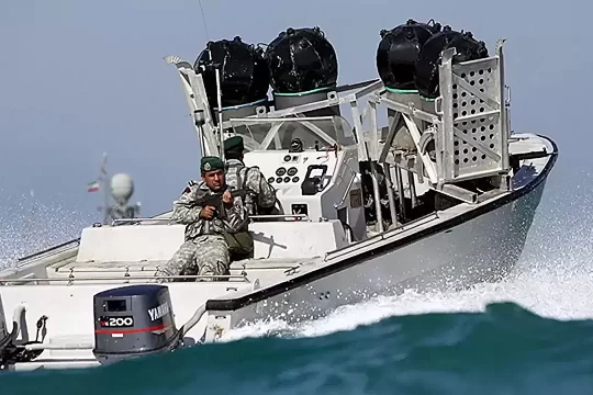 Ông Trump: Xuồng Iran đến gần vùng phong tỏa ở Hormuz sẽ bị tiêu diệt