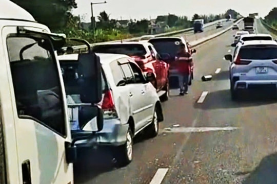 5 ôtô tông liên hoàn, cao tốc Trung Lương ùn tắc kéo dài