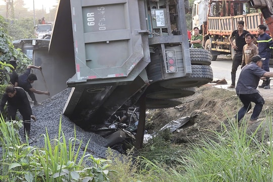 Xe ben chở đá đè chết nữ tài xế ôtô 4 chỗ