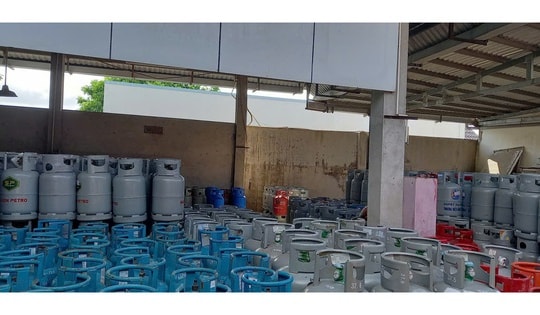 Vì sao giá xăng dầu giảm mạnh, giá gas vẫn ở mức cao?