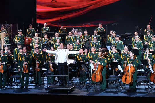 Lần hiếm hoi dàn nhạc giao hưởng biểu diễn ngoài trời với quy mô lớn