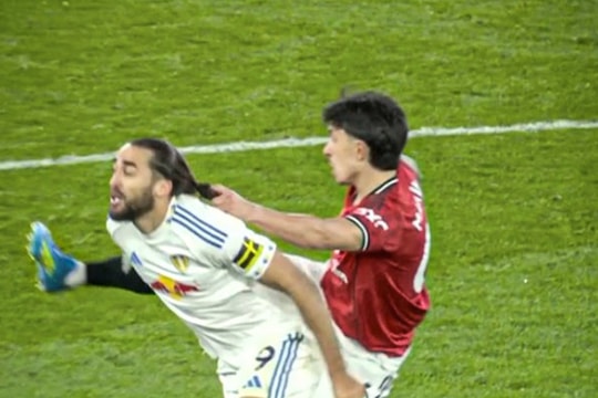 Hậu vệ Man Utd chơi xấu: Giật tóc đối thủ rồi nhận thẻ đỏ