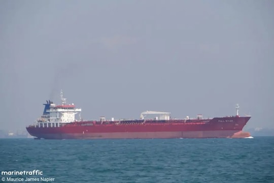 Tàu Trung Quốc đi qua eo biển Hormuz giữa hai làn kiểm soát của Mỹ - Iran