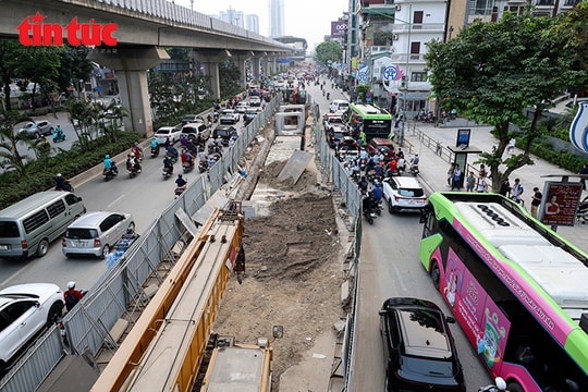'Lô cốt' án ngữ lòng đường Nguyễn Trãi gây ùn tắc kéo dài