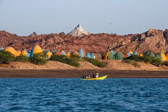 'Đảo cầu vồng' giữa eo biển Hormuz