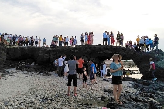Lý Sơn cấm du khách trèo lên Cổng Tò Vò