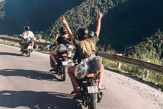 Chấn chỉnh tour chở khách bằng xe máy cung Hà Giang loop