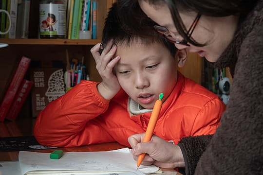 Vỡ u não sau cơn tức giận kèm con học