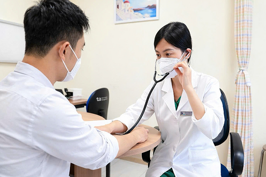 Nam thanh niên bị cổ trướng do tăng bạch cầu ái toan