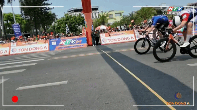 Chiến thắng được phân định bằng centimet ở giải xe đạp xuyên Việt
