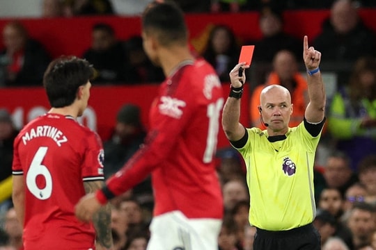 Carragher: 'Thẻ đỏ của Man Utd quá nặng'