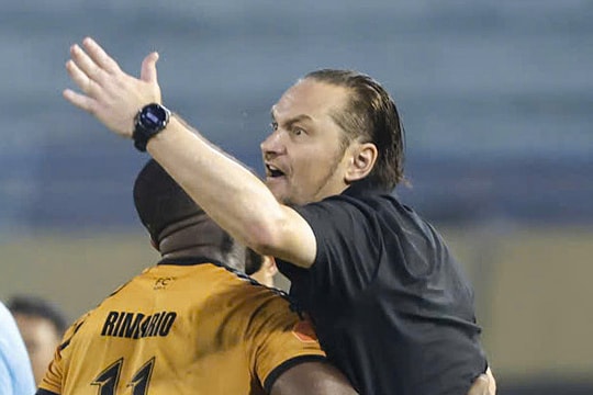 HLV Popov tuyên chiến khi bị cấm 4 trận ở V-League