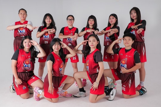 Dàn cầu thủ học sinh TP HCM ghi hình trước giải bóng rổ trẻ