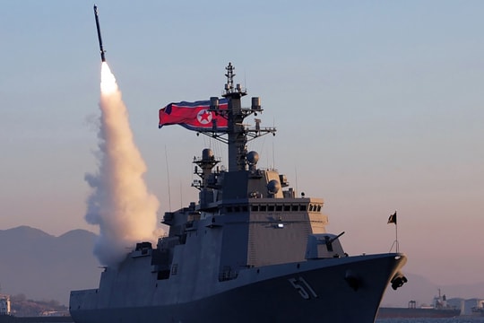 Chiến hạm Triều Tiên thử tên lửa có thể mang đầu đạn hạt nhân