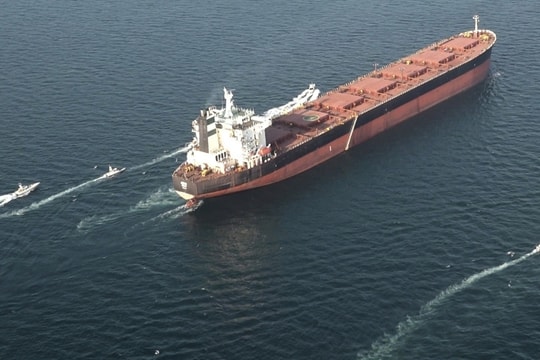 Tàu dầu liên quan Iran đi qua eo biển Hormuz bất chấp Mỹ áp phong tỏa