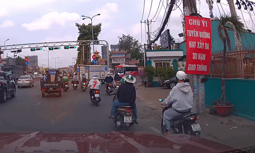 Tài xế phanh gấp tránh tai nạn trong tích tắc