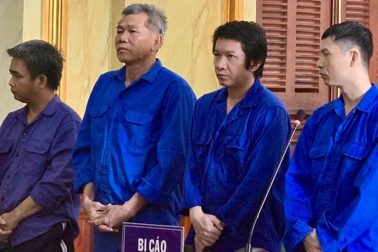 12 cựu cảnh sát 'giải cứu người nghiện' lĩnh án