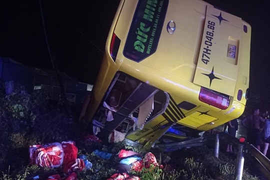 Ôtô khách chở 9 người lao xuống mương