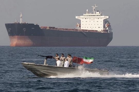 Cuộc thi gan giữa Mỹ - Iran tại eo biển Hormuz