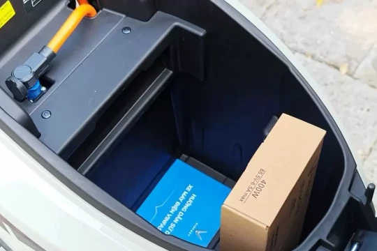 Xe máy điện nên mua xe chạy pin hay ắc-quy?