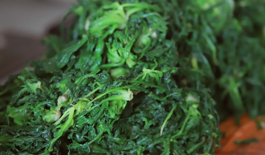 Ăn 1 mớ rau này tốt ngang thịt bò, mọc đầy bờ rào ai không biết hơi phí