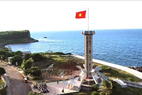 Khi 'đảo thép' làm du lịch - Bài 1: "Viên ngọc xanh" giữa trùng khơi