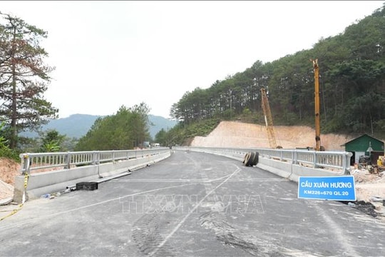 Sắp thông xe cầu cạn bắc qua điểm sạt lở trên đèo Mimosa - Đà Lạt