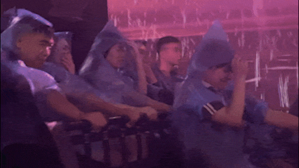 Rạp phim bắt khách mặc áo mưa vào phòng chiếu