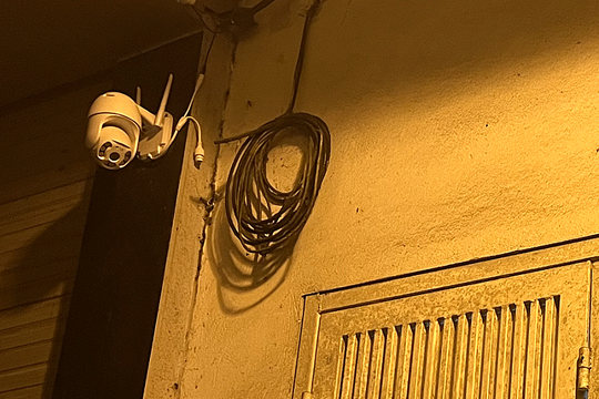 Bức xúc vì hàng xóm 'chĩa camera an ninh vào nhà mình'