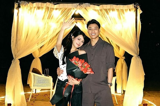 Hậu vệ Vũ Văn Thanh cầu hôn bạn gái