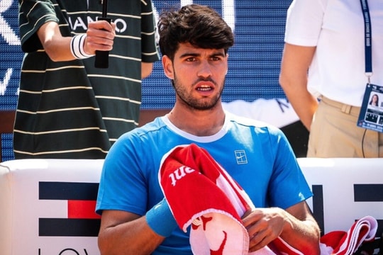 Alcaraz chấn thương vẫn thắng trận ra quân Barcelona Mở rộng