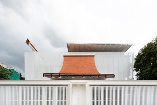 Biệt thự mái ngói Thái hiện đại cho gia đình ba thế hệ