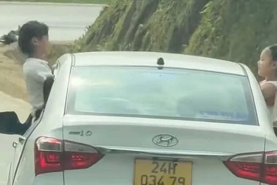 Để trẻ em đu bám ở cửa, tài xế xe bị phạt 6 triệu đồng