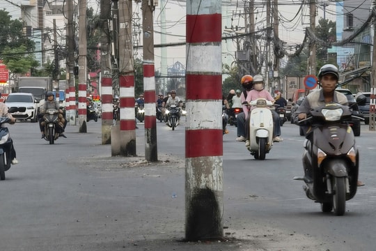 Gần 200 trụ điện chắn giữa đường nối nút giao lớn nhất TP HCM